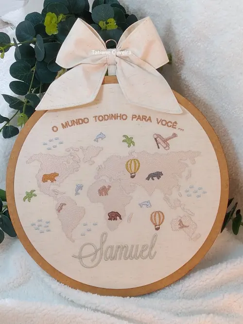 Enfeite maternidade bastidor bordado - Mapa Mundi com frase