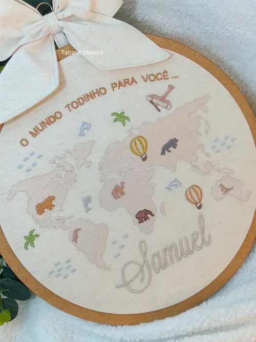 Enfeite maternidade bastidor bordado - Mapa Mundi com frase