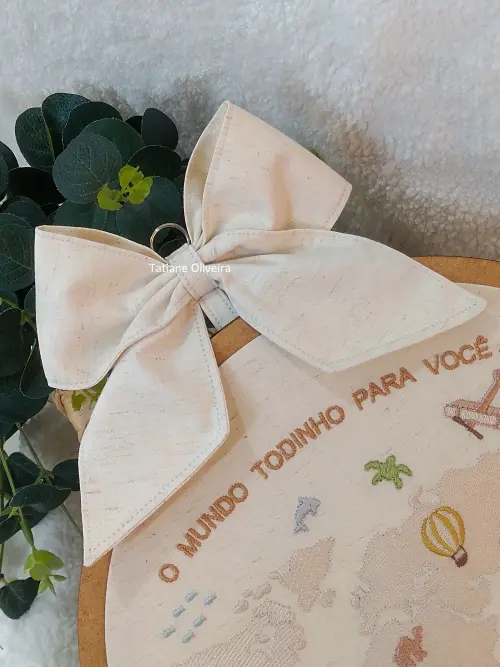 Enfeite maternidade bastidor bordado - Mapa Mundi com frase