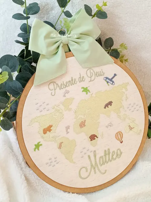 Enfeite maternidade bastidor bordado - Mapa Mundi com frase