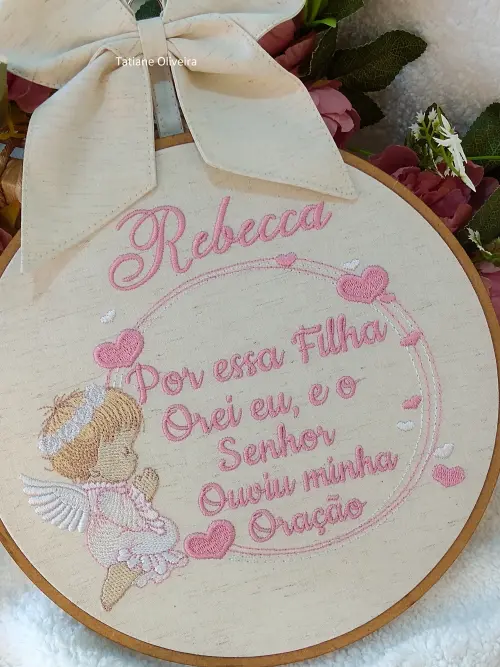 Enfeite maternidade bastidor bordado - Versículo com nome