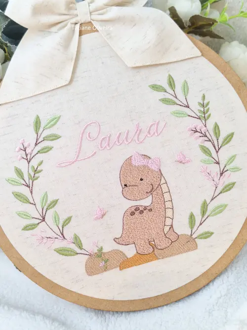 Enfeite Maternidade Bastidor Bordado - Dinossaura