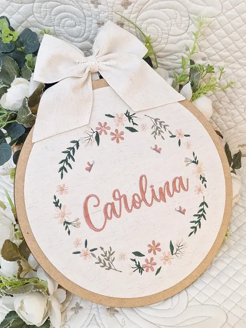 Enfeite Maternidade Bastidor Bordado - Flores e Borboletas