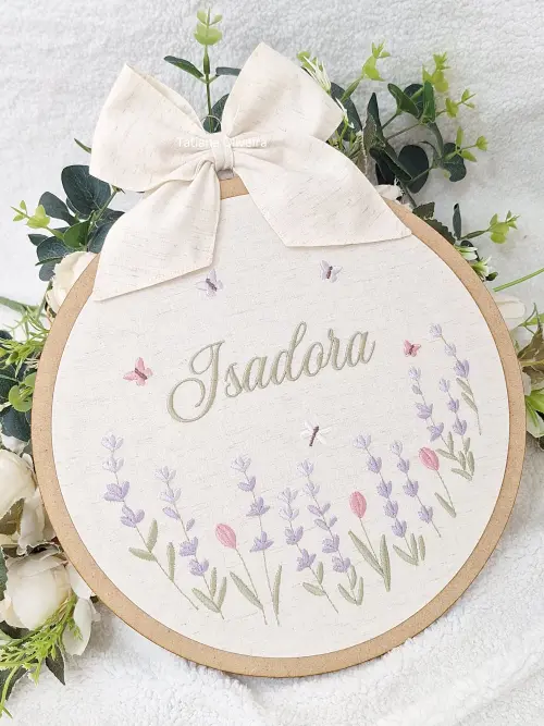 Enfeite Maternidade Bastidor Bordado Tulipas e Lavanda