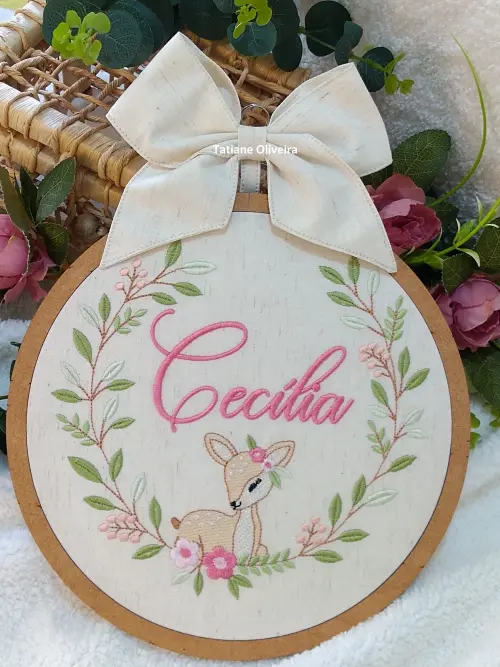 Enfeite maternidade bastidor bordado - Jardim Encantado Cervo
