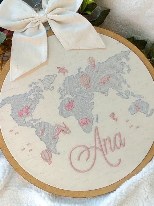 Enfeite maternidade bastidor bordado - Mapa Mundi