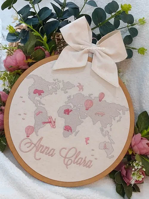 Enfeite maternidade bastidor bordado - Mapa Mundi
