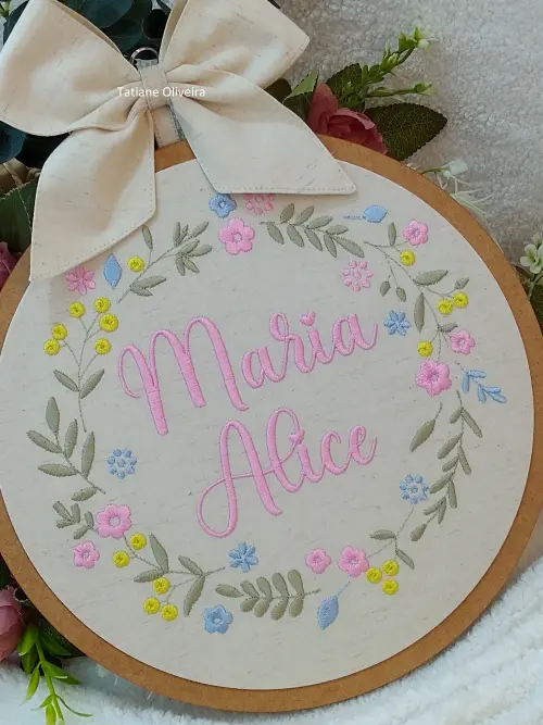 Enfeite maternidade bastidor bordado - Flores