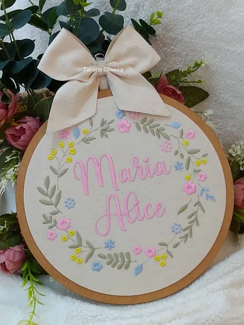 Enfeite maternidade bastidor bordado - Flores