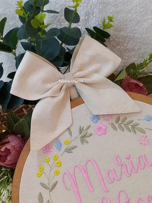 Enfeite maternidade bastidor bordado - Flores