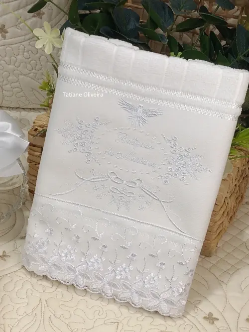 Toalha De Batizado Bordada E Vela Decorada Batizado