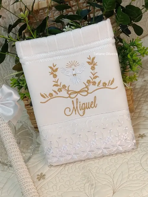 Toalha De Batizado Bordada E Vela Decorada Batizado