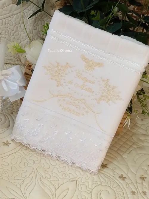Toalha De Batizado Bordada E Vela Decorada Batizado