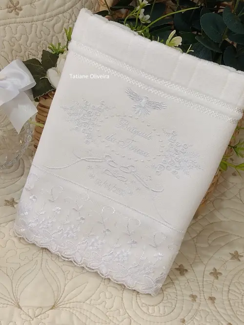 Toalha De Batizado Bordada E Vela Decorada Batizado