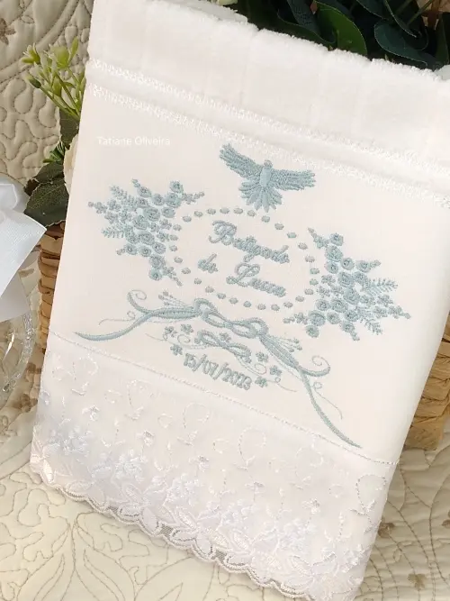 Toalha De Batizado Bordada E Vela Decorada Batizado