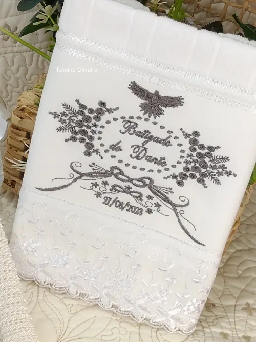 Toalha De Batizado Bordada E Vela Decorada Batizado