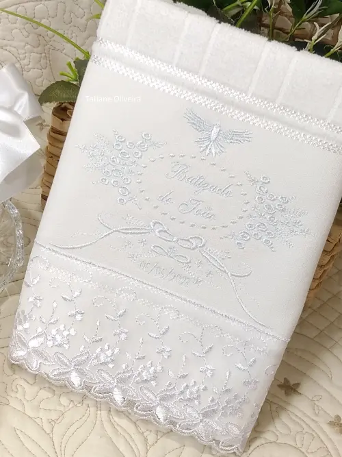 Toalha De Batizado Bordada E Vela Decorada Batizado