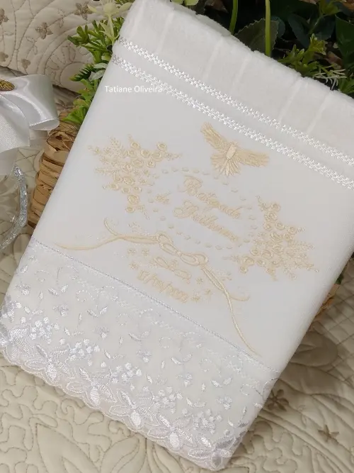 Toalha De Batizado Bordada E Vela Decorada Batizado