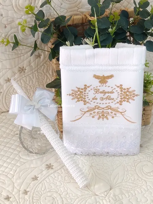 Toalha De Batizado Bordada E Vela Decorada Batizado