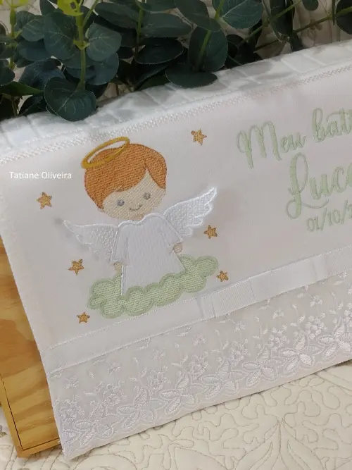 Toalha De Batizado Bordada E Vela Decorada Batizado