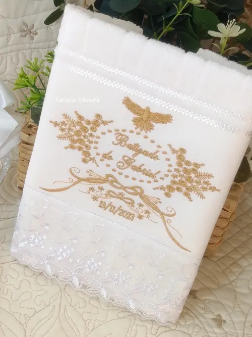 Toalha De Batizado Bordada E Vela Decorada Batizado