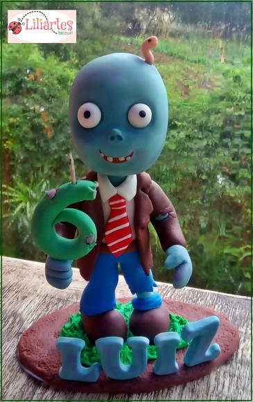 Bonequinho Zumbi 18cm-com Vela e Nome