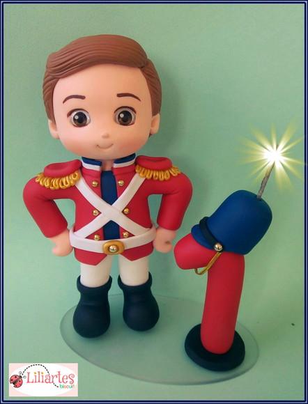 Topo de bolo Soldadinho Inglês -15cm com vela estilizada