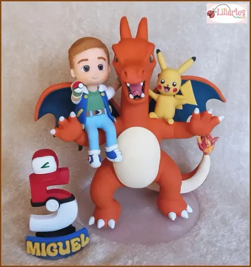 Topo de Bolo Pokémon - Charizard, Pikaxu e Aniversariante