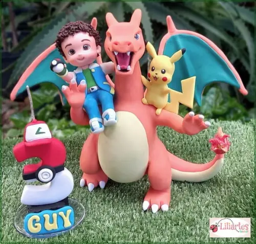 Topo de Bolo Pokémon - Charizard, Pikaxu e Aniversariante