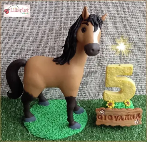 Topo de bolo cavalo Spirit 20cm com vela personalizada