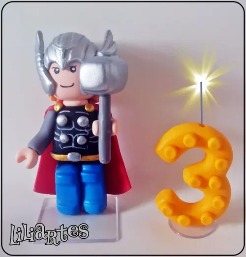Topo de bolo Super Herói Lego estilizado 12 cm