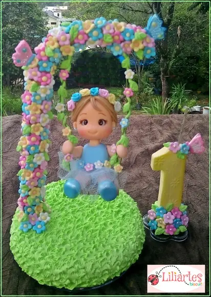 Topo de bolo Jardim Encantado-Menina no balanço