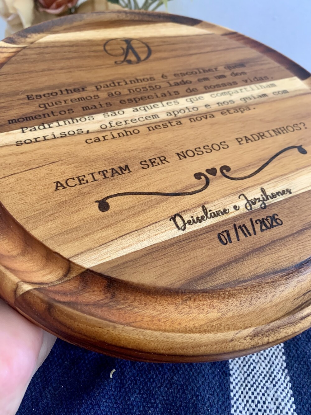 Tábua Personalizada para Convite de Padrinhos – Madeira de Tec
