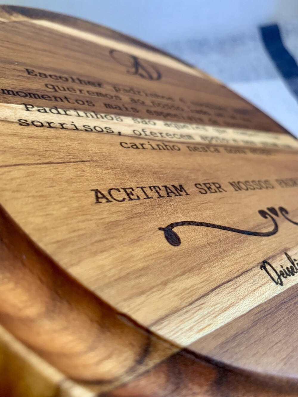 Tábua Personalizada para Convite de Padrinhos – Madeira de Tec