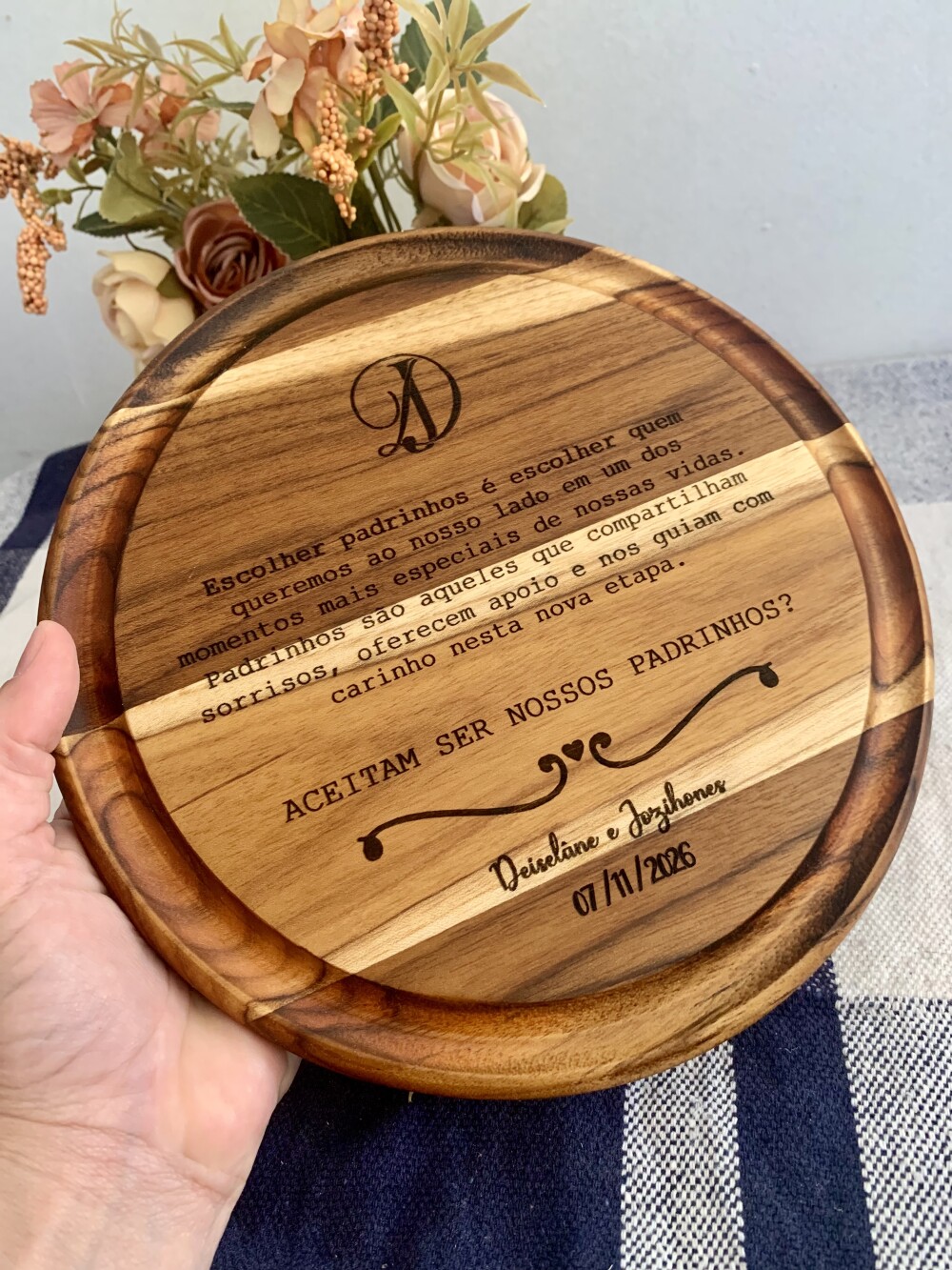 Tábua Personalizada para Convite de Padrinhos – Madeira de Tec
