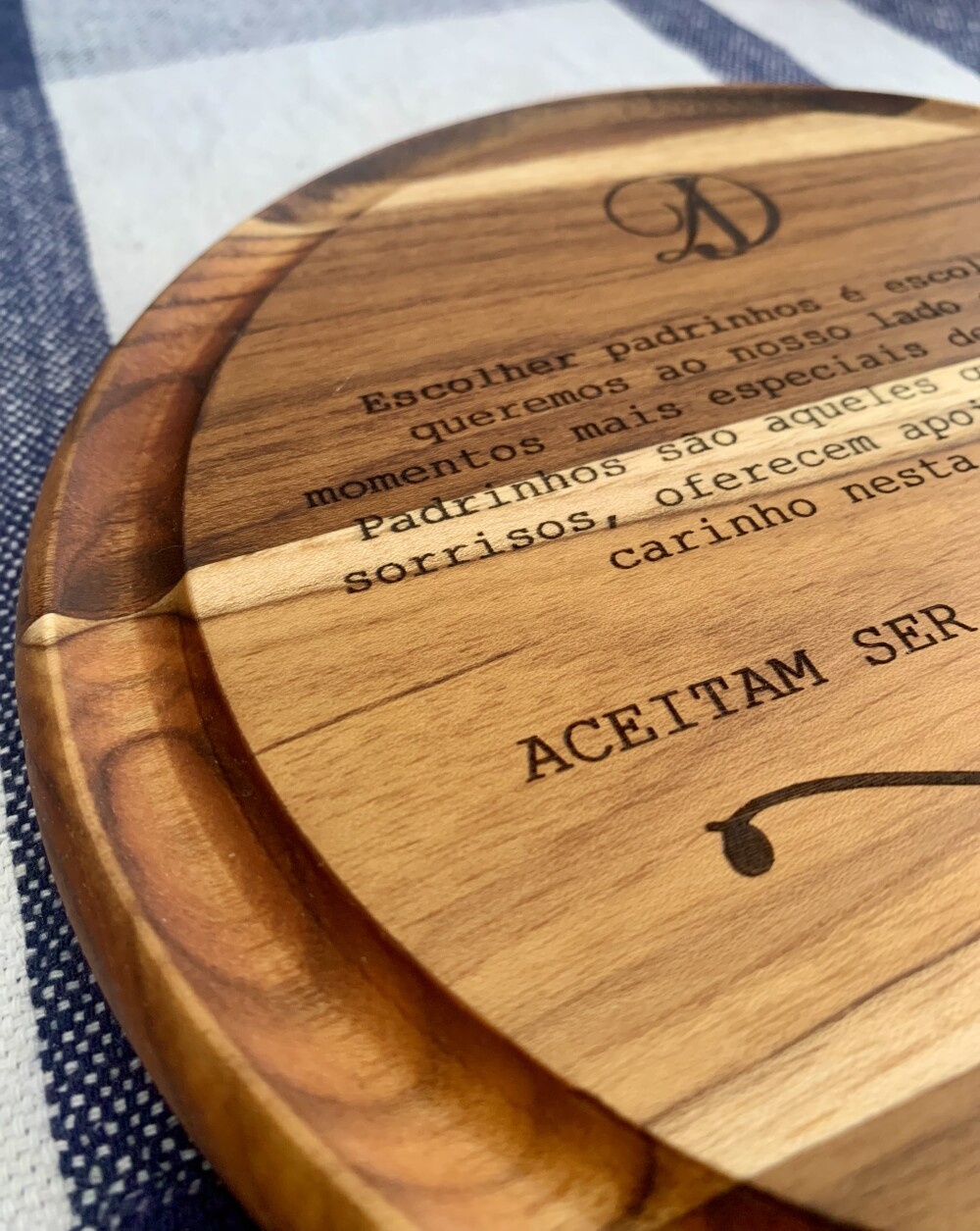 Tábua Personalizada para Convite de Padrinhos – Madeira de Tec