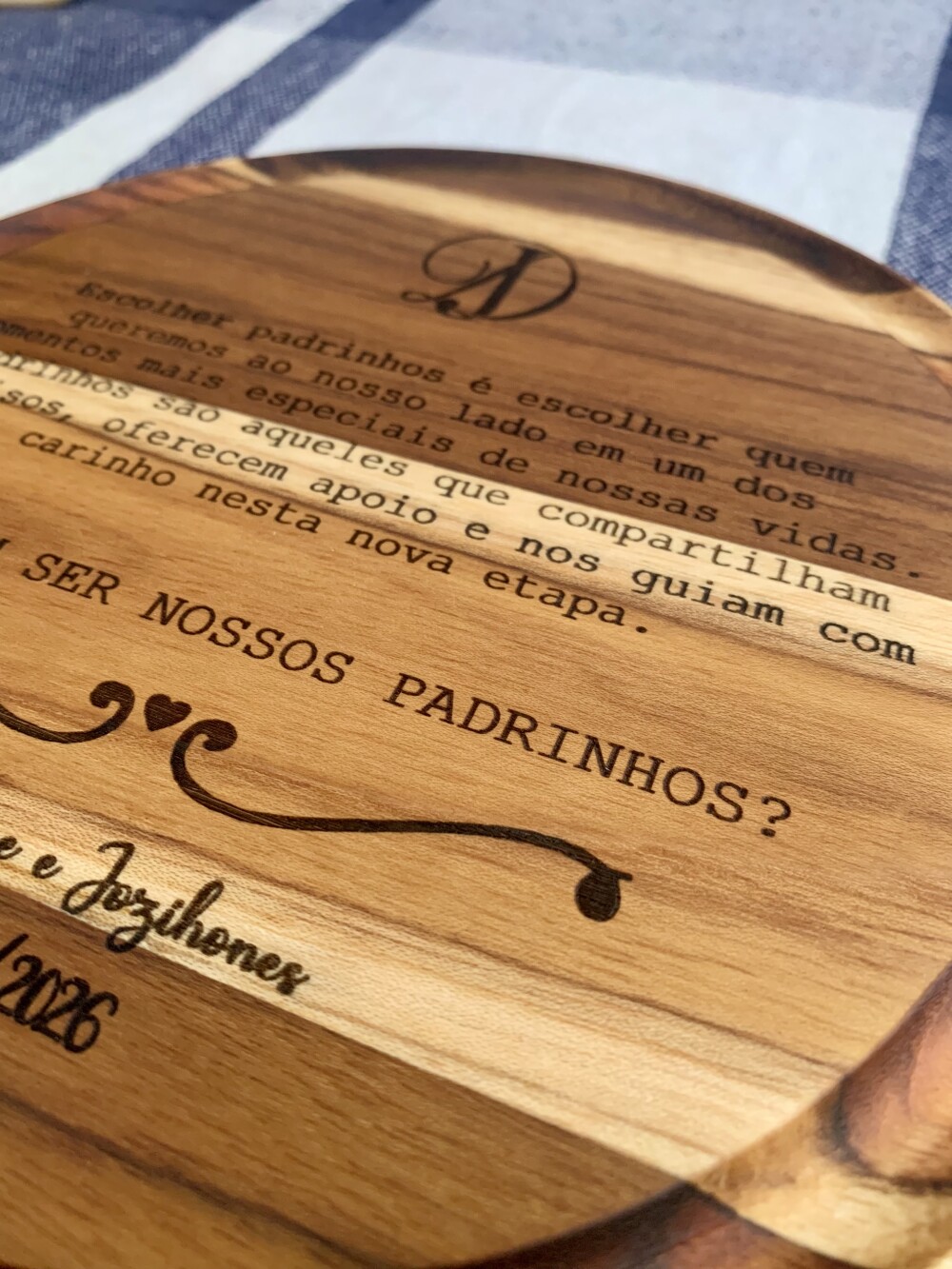 Tábua Personalizada para Convite de Padrinhos – Madeira de Tec