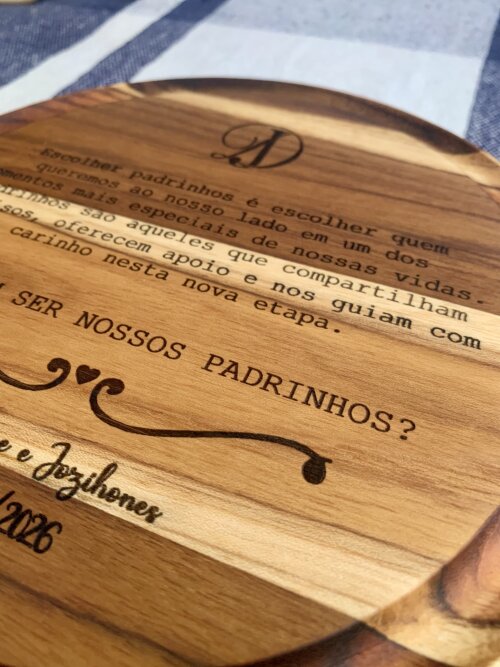 Tábua Personalizada para Convite de Padrinhos – Madeira de Tec