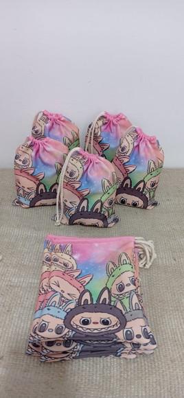 Sacolinha Surpresa em Tecido Labubu 20x15