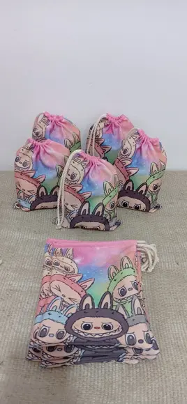 Sacolinha Surpresa em Tecido Labubu 20x15