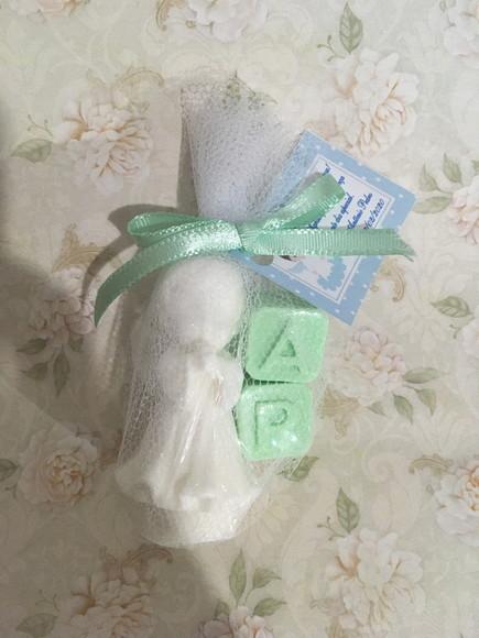 10 Sabonete Anjo 3d com 2 Letras no Tule com Tag /