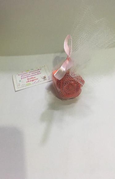 3 sabonetes no tule (letra, coroa e rosa)