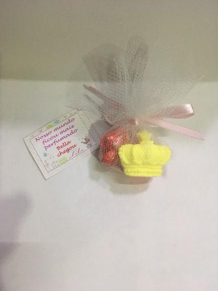 3 sabonetes no tule (letra, coroa e rosa)