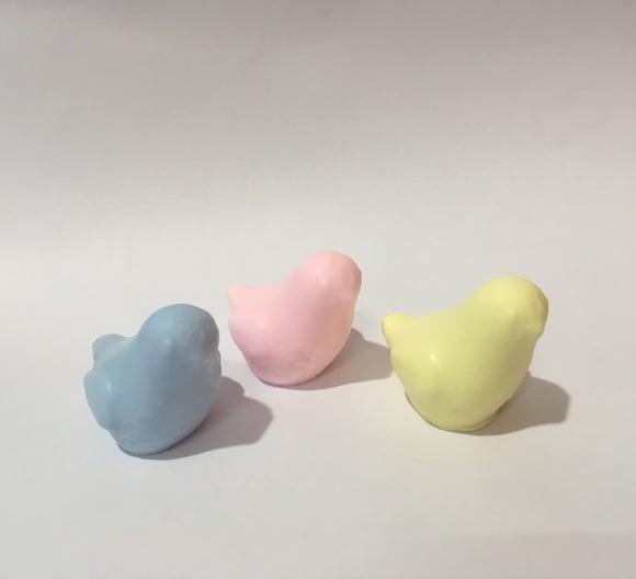 40 Caixas de Acrílico 6 cm com 3 Pássaros Dentro + Tag