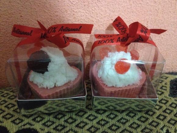 Cupcake Coração Merengue de Morango (não acompanha a caixa)