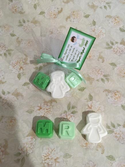 Sabonete anjo e 2 letras no tule com tag