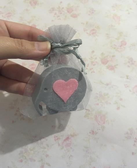 Sabonete elefante com coração no saquinho de organza