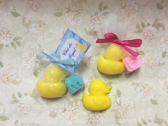 Sabonete Patinho Pato e Letra no Tule Tag Chá de Bebê /