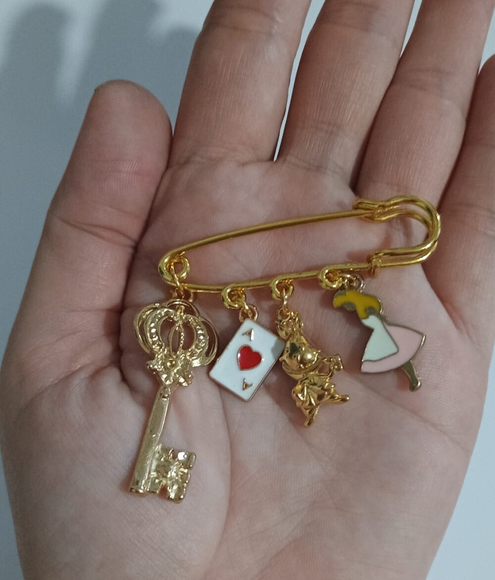 Broche Temático Alice No País Das Maravilhas, Modelo 01