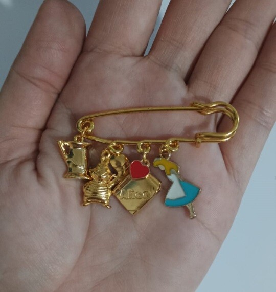 Broche Temático Alice No País Das Maravilhas, Modelo 03
